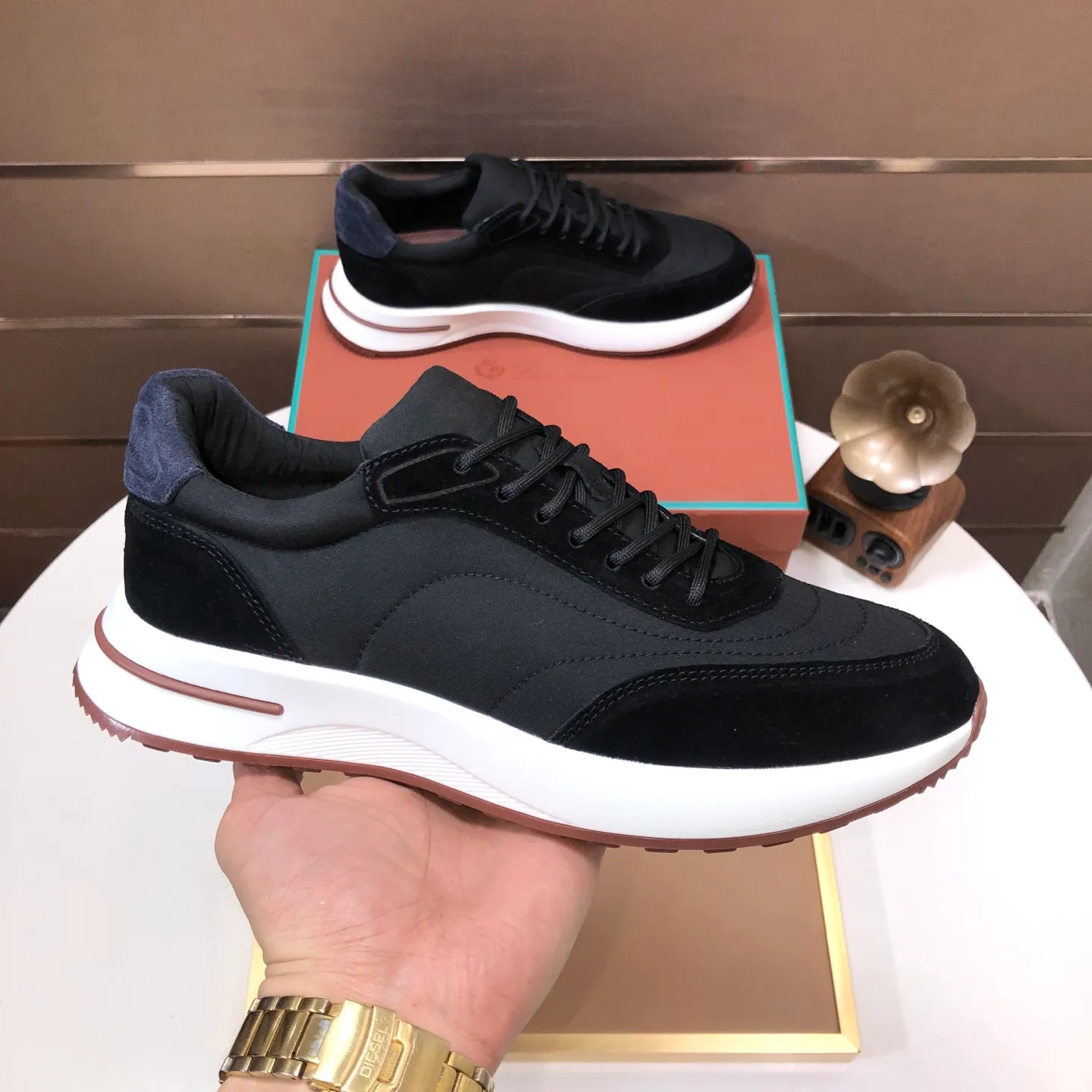 Men's shoes 💰600💰[𝐥𝐨𝐫𝐨 𝐏𝐢𝐚𝐧𝐚] lp classic loafers, an Italian treasure brand, the only brand that can match Hermès! Only after wearing it do we realize that we cannot let down our feet. The upper is imported cashmere, the lining of water-dyed cowhide ➕ the cowhide feet, the official original glass rubber outsole, and the pendant. Exclusive original packaging (tag ➕ brand paper ➕ outer box ➕ hand bag) code number: 38-45